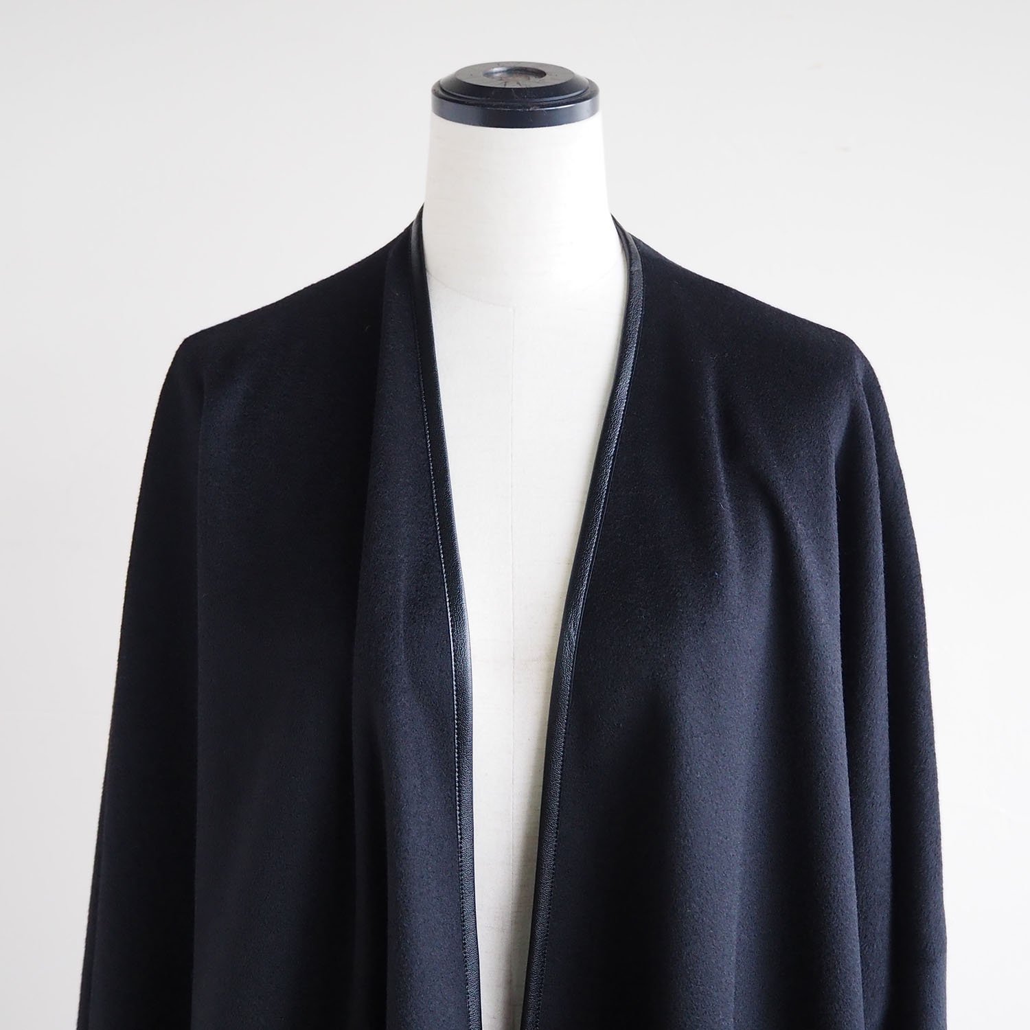 THROW スロー SHAWL CAPE ショール・ケープ AUDREY オードリー ウールフランネル ブラック