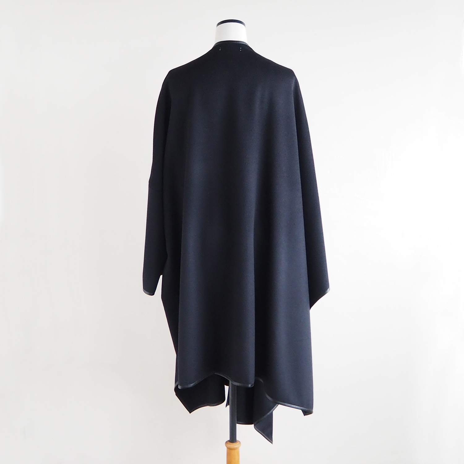 THROW スロー SHAWL CAPE ショール・ケープ AUDREY オードリー ウールフランネル ブラック