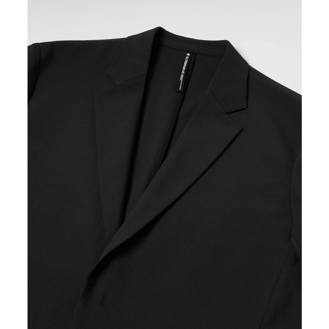 DESCENTE ALLTERRAIN I/O 2026年春夏モデル TECH SLIM TAILORED JACKET デサント オルテラインアイオー テックスリムテーラードジャケット ブラック