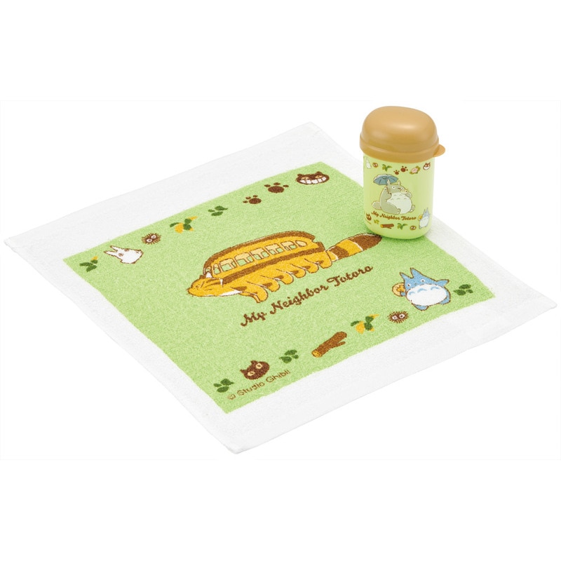 となりのトトログッズ。ランチグッズや水筒・雑貨まで多数展開
