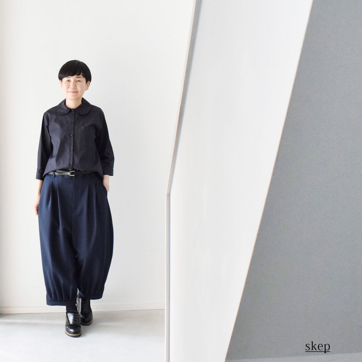 短め丈で裾ベルトのバルーンパンツ(ツイル：中肉厚)：紺