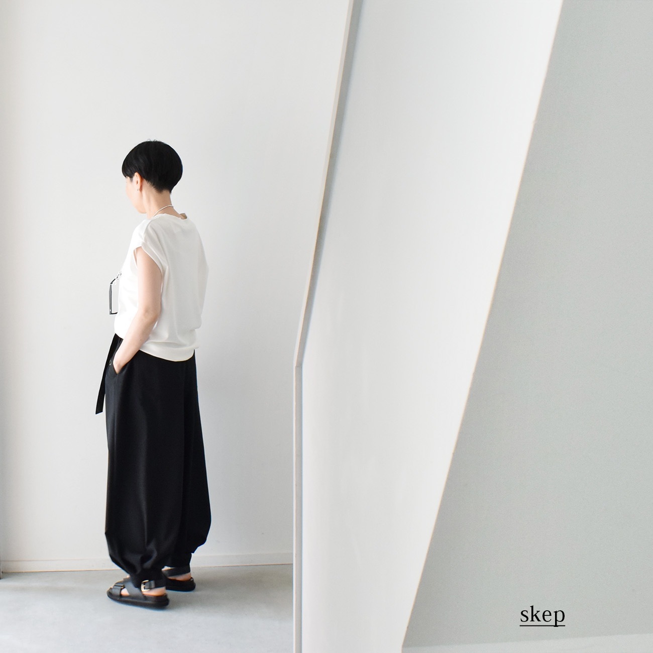 裾切替の綺麗めバルーンパンツ（ポリエステル100％）：黒