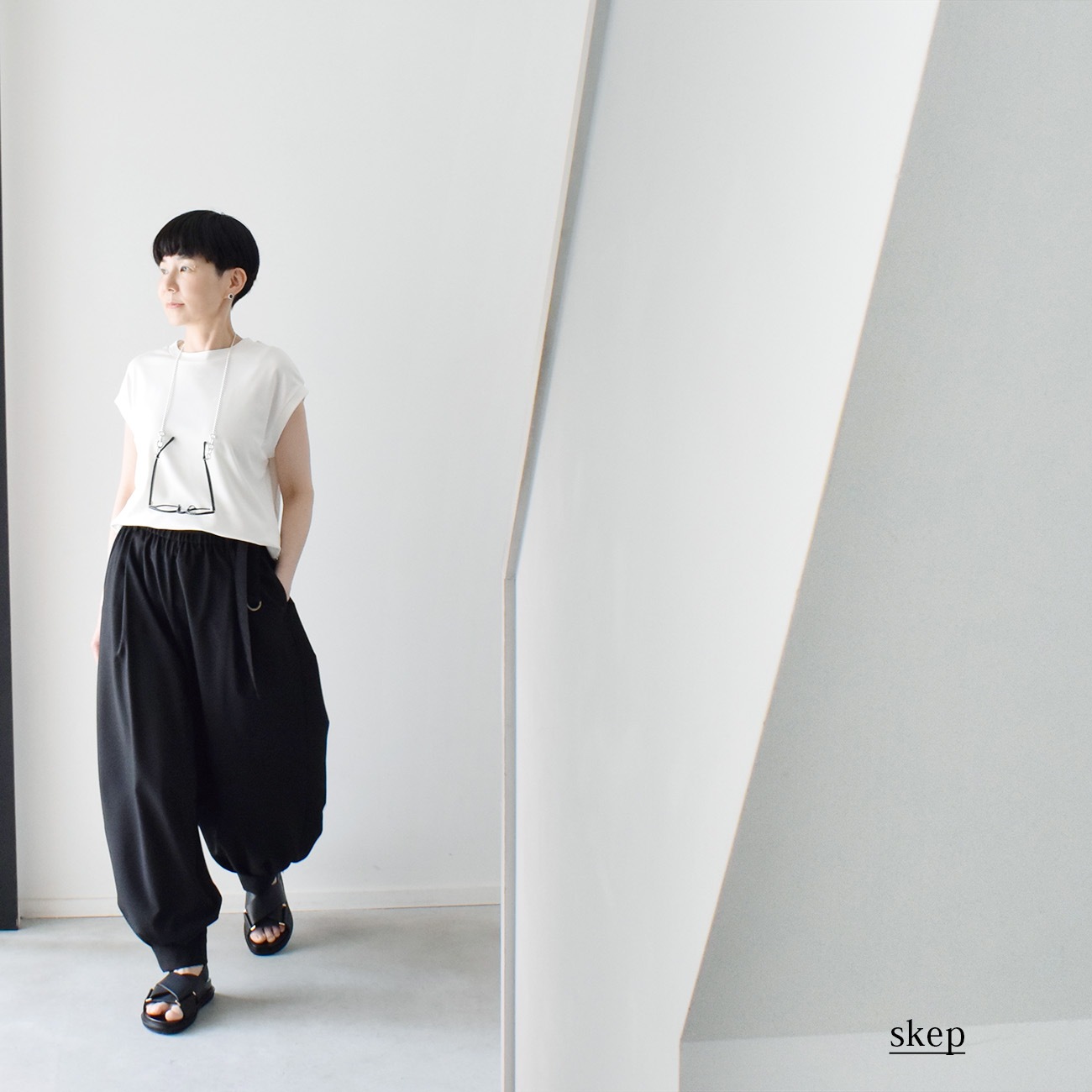 裾切替の綺麗めバルーンパンツ（ポリエステル100％）：黒