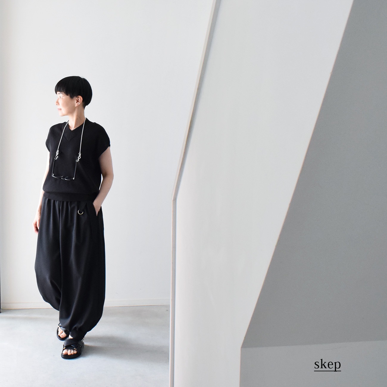 裾切替の綺麗めバルーンパンツ（ポリエステル100％）：黒