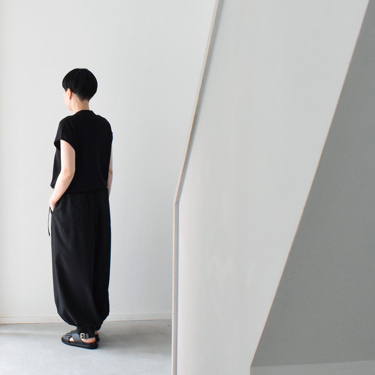 裾切替の綺麗めバルーンパンツ（ポリエステル100％）：黒