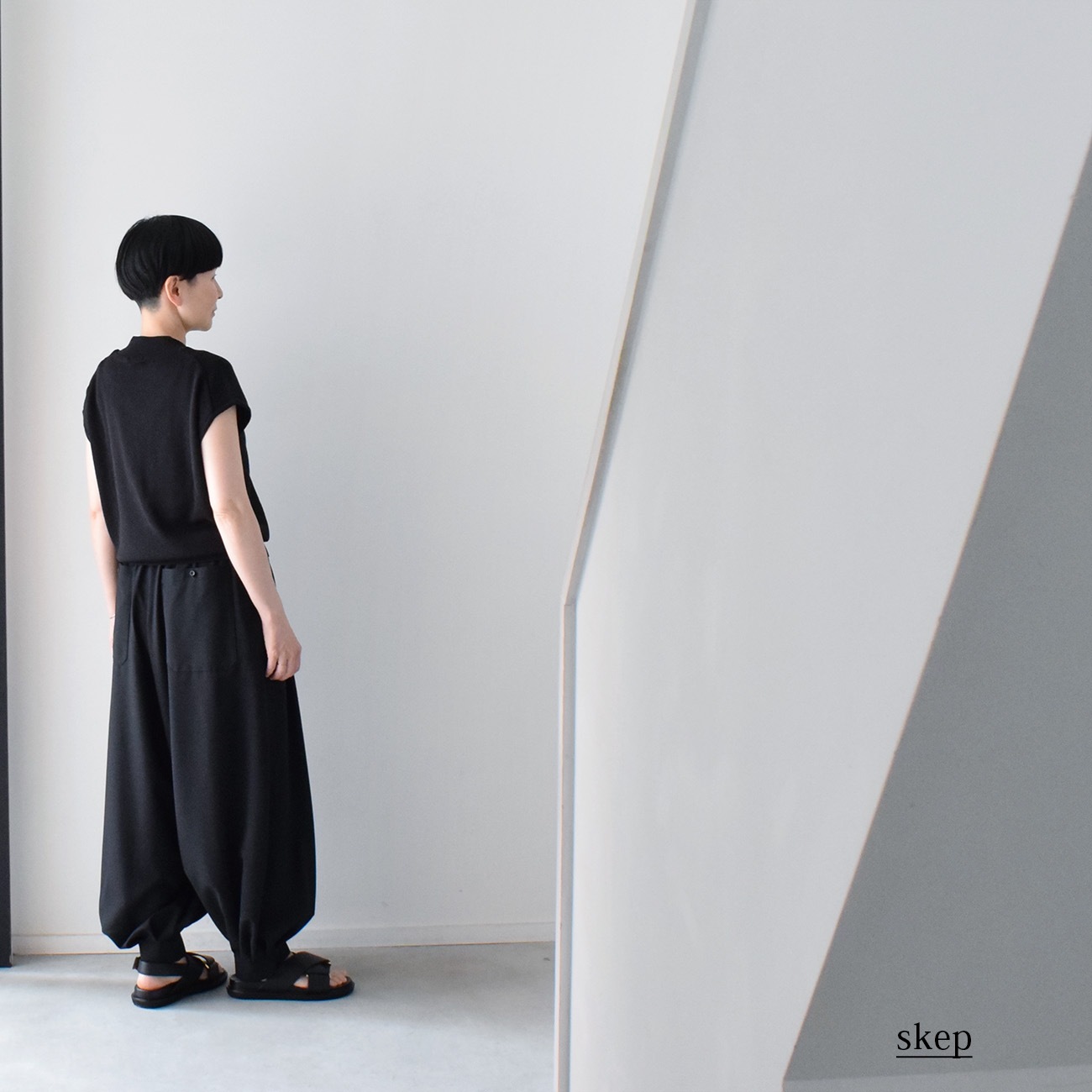 裾切替の綺麗めバルーンパンツ（ポリエステル100％）：黒