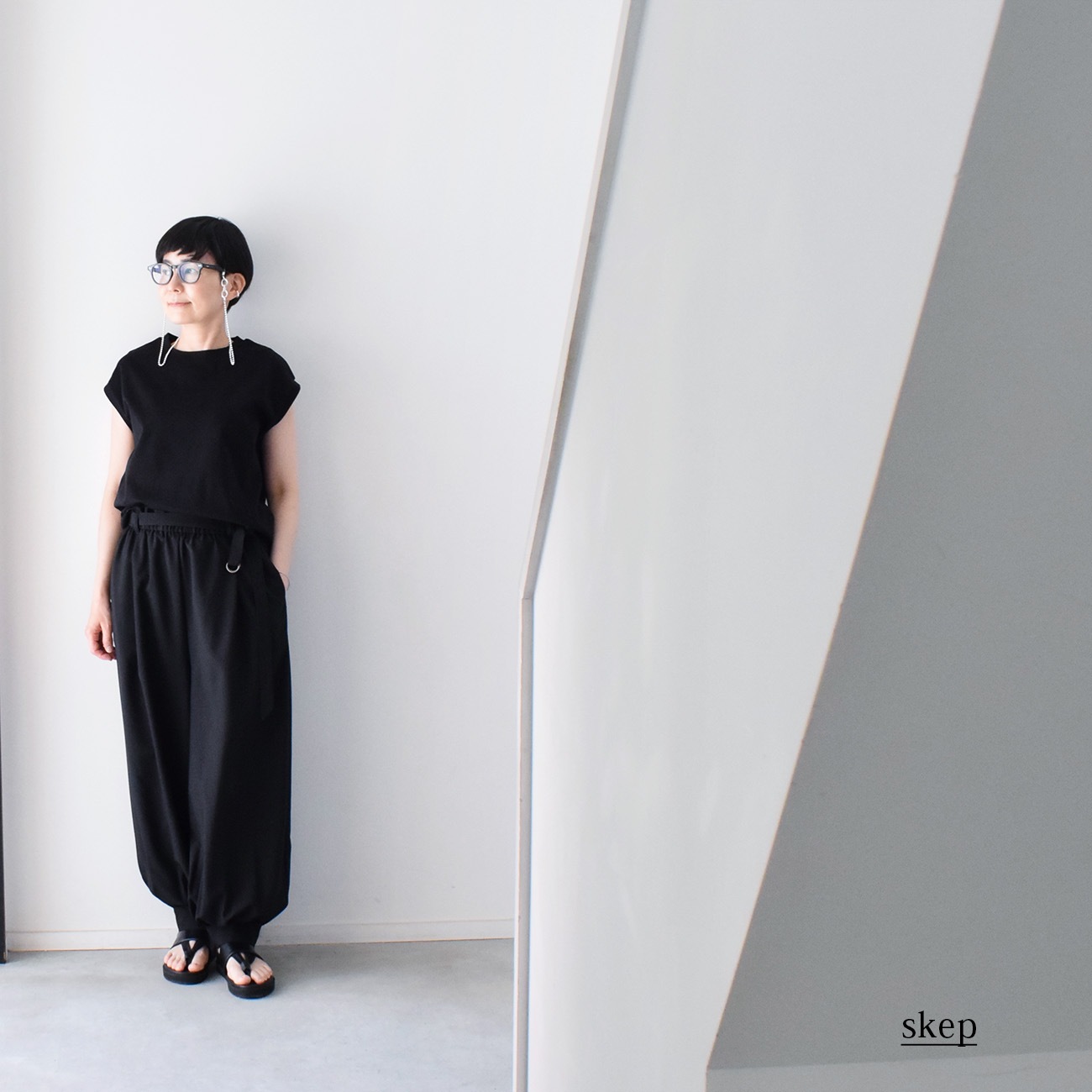 裾切替の綺麗めバルーンパンツ（ポリエステル100％）：黒