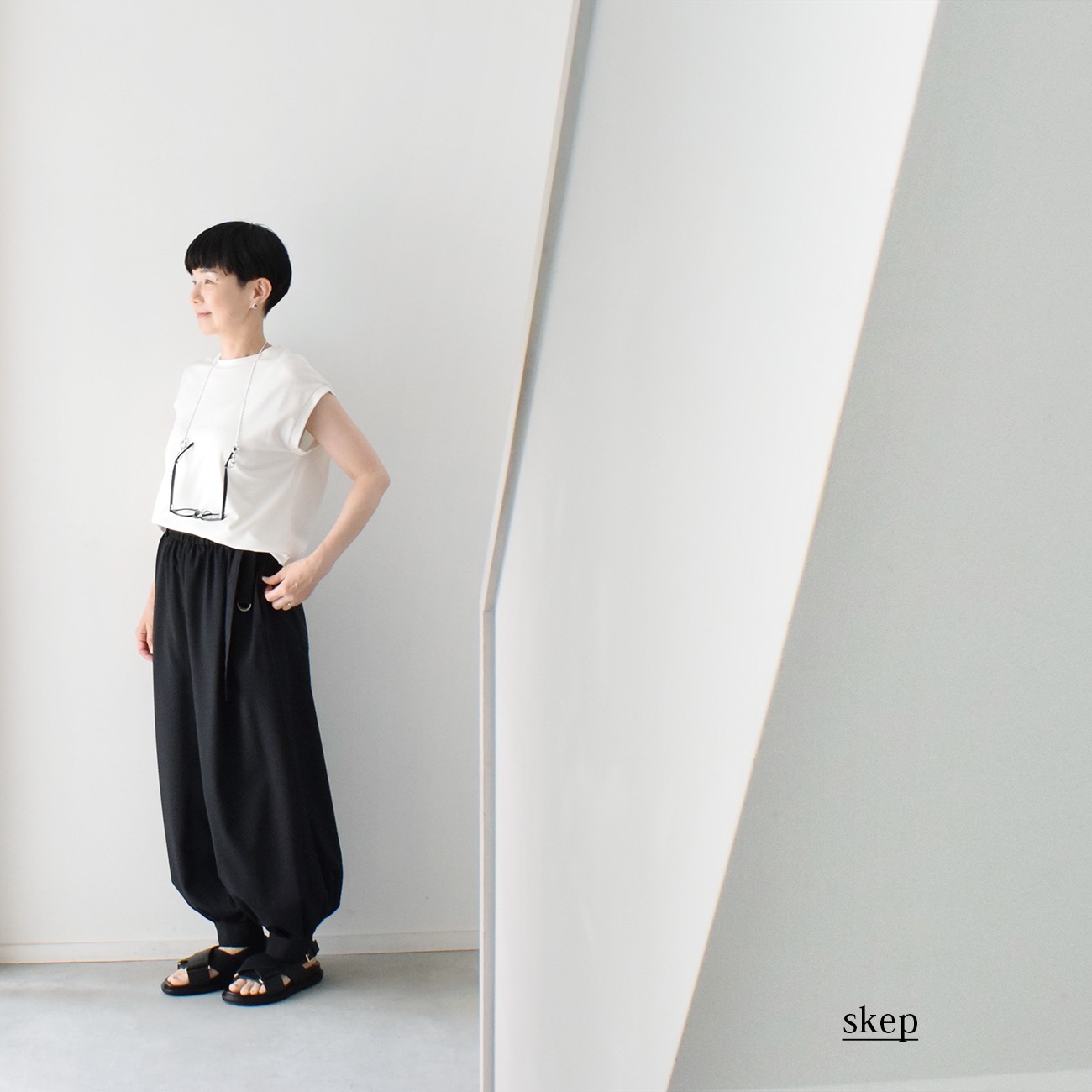 裾切替の綺麗めバルーンパンツ（ポリエステル100％）：黒