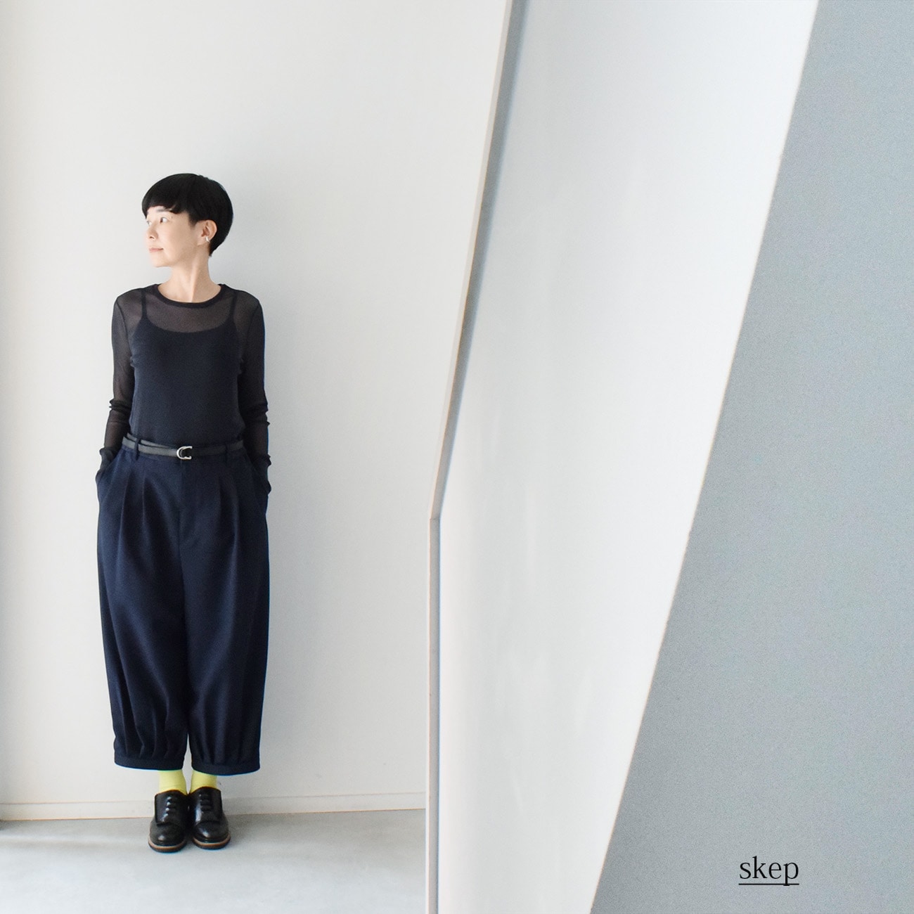 短め丈で裾ベルトのバルーンパンツ(ツイル:中肉厚):紺
