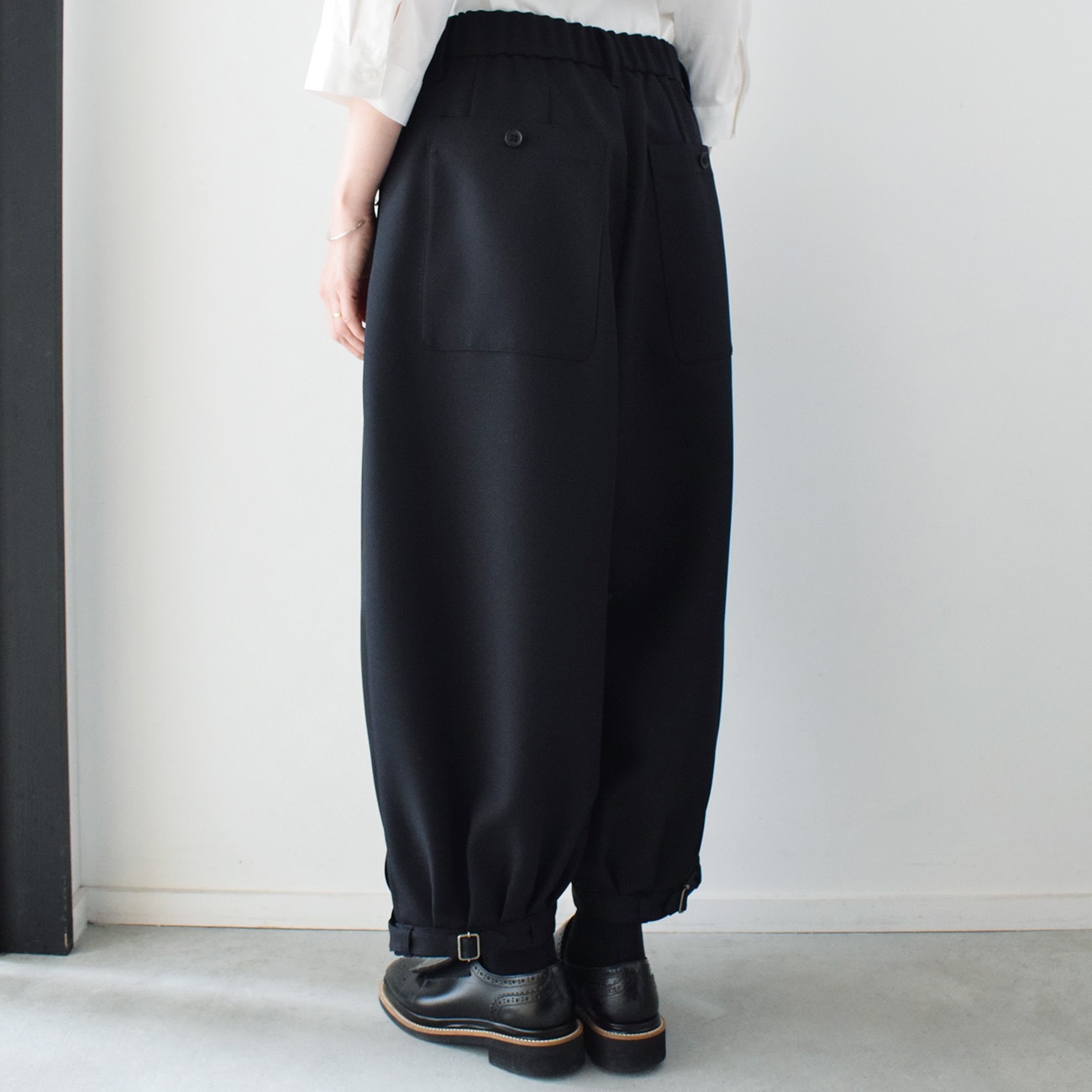 短め丈で裾ベルトのバルーンパンツ(ツイル：中肉厚)：黒