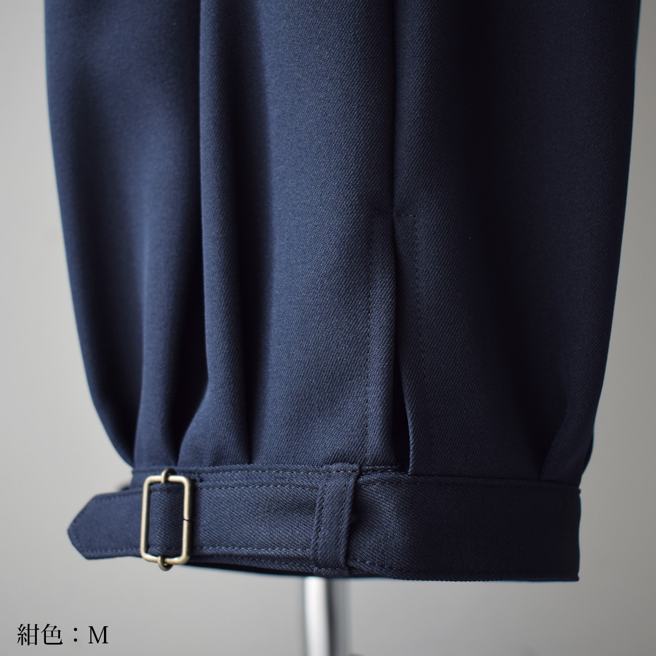 短め丈で裾ベルトのバルーンパンツ(ツイル:中肉厚):黒