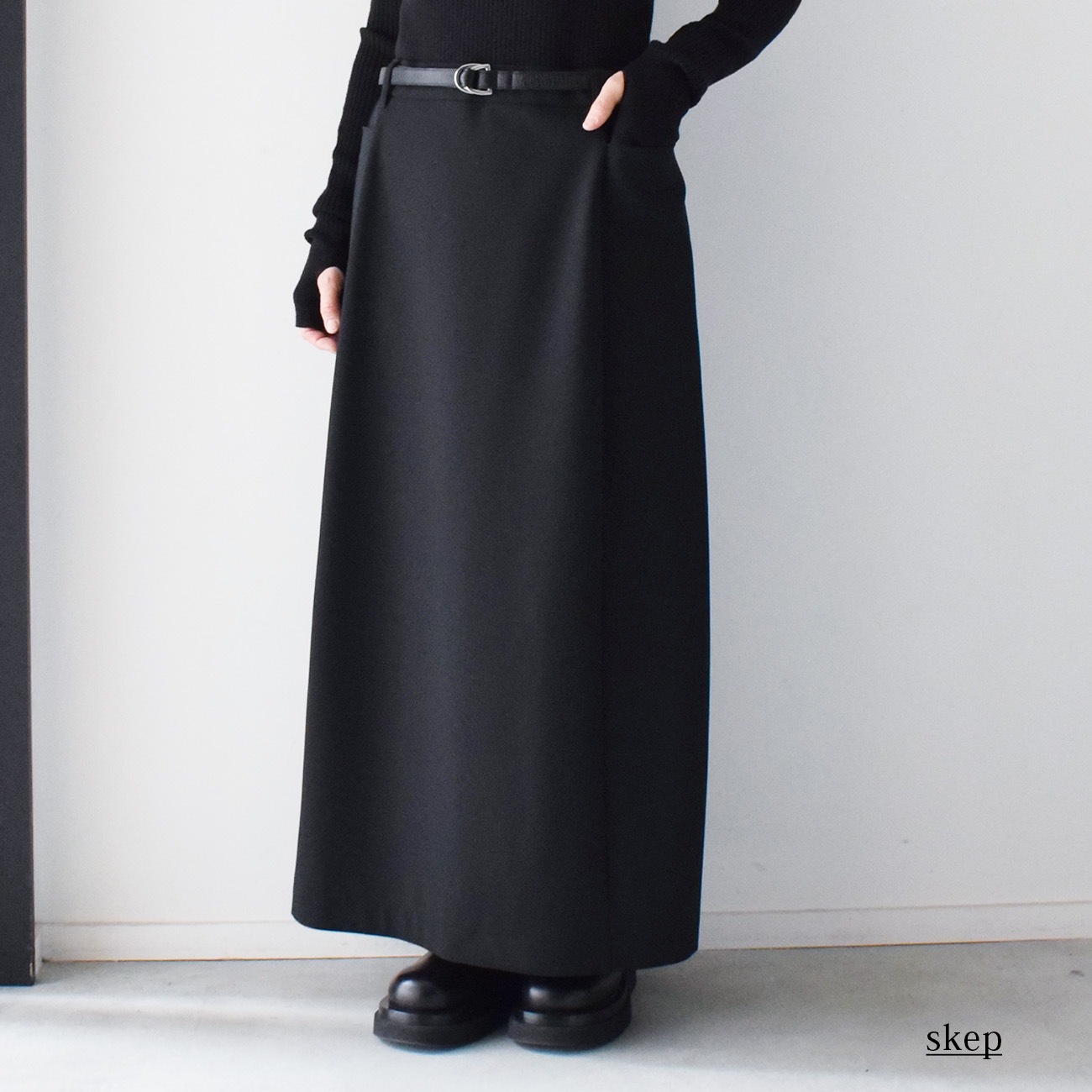 マチありロングスカート：黒