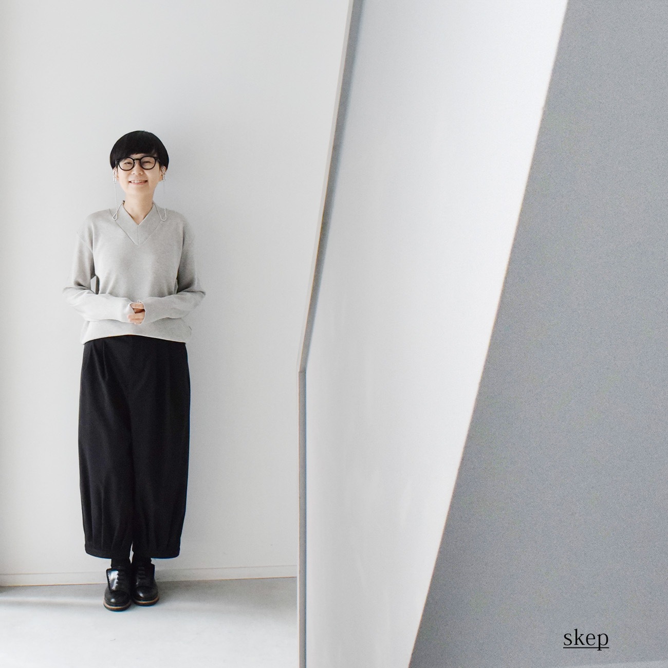 長袖Vネックニット:グレー