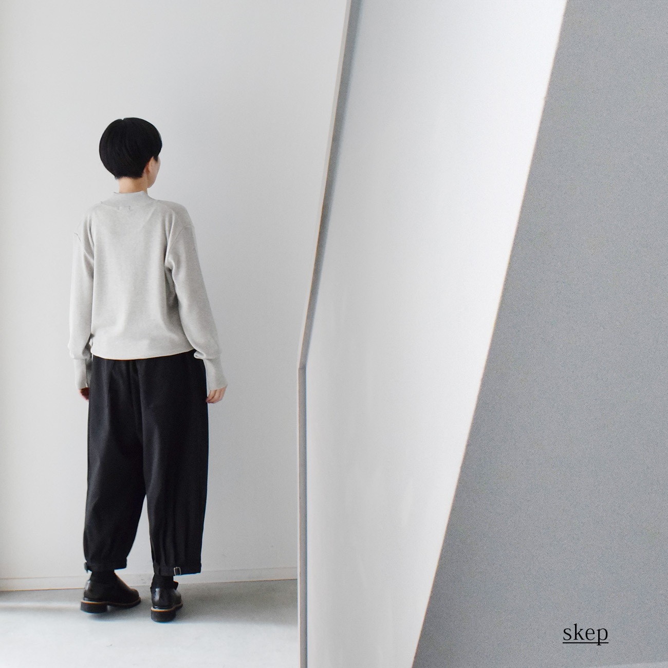 長袖Vネックニット:グレー