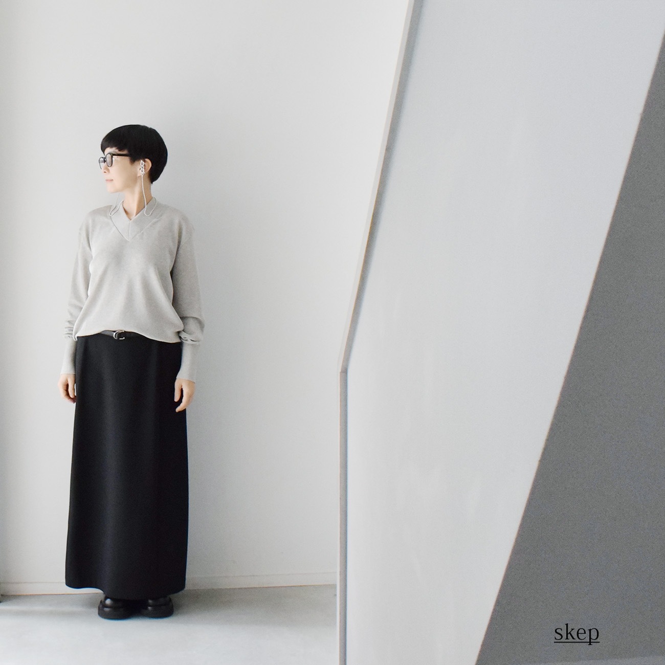 長袖Vネックニット:グレー