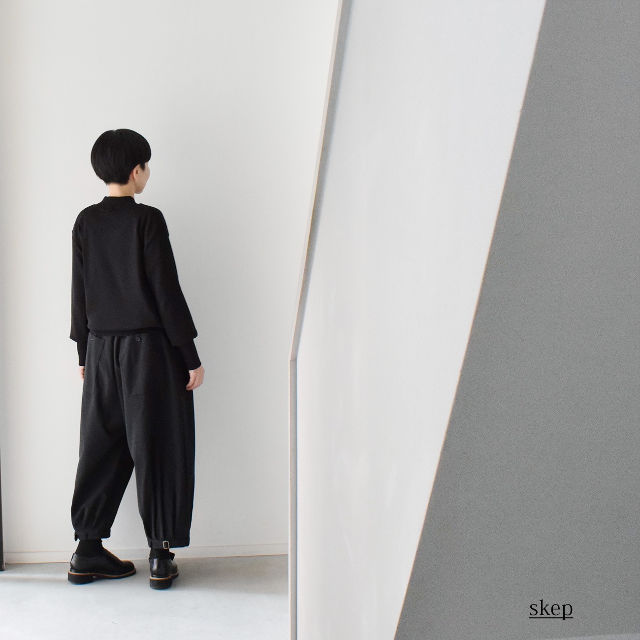 長袖Vネックニット：黒
