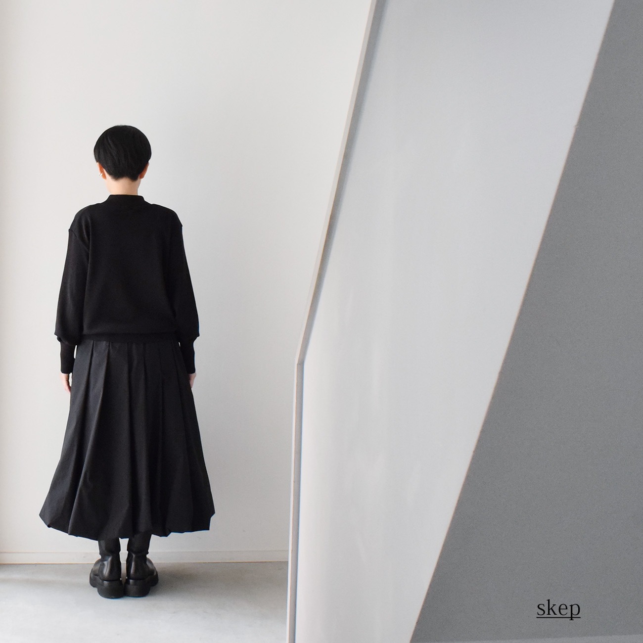 長袖Vネックニット：黒