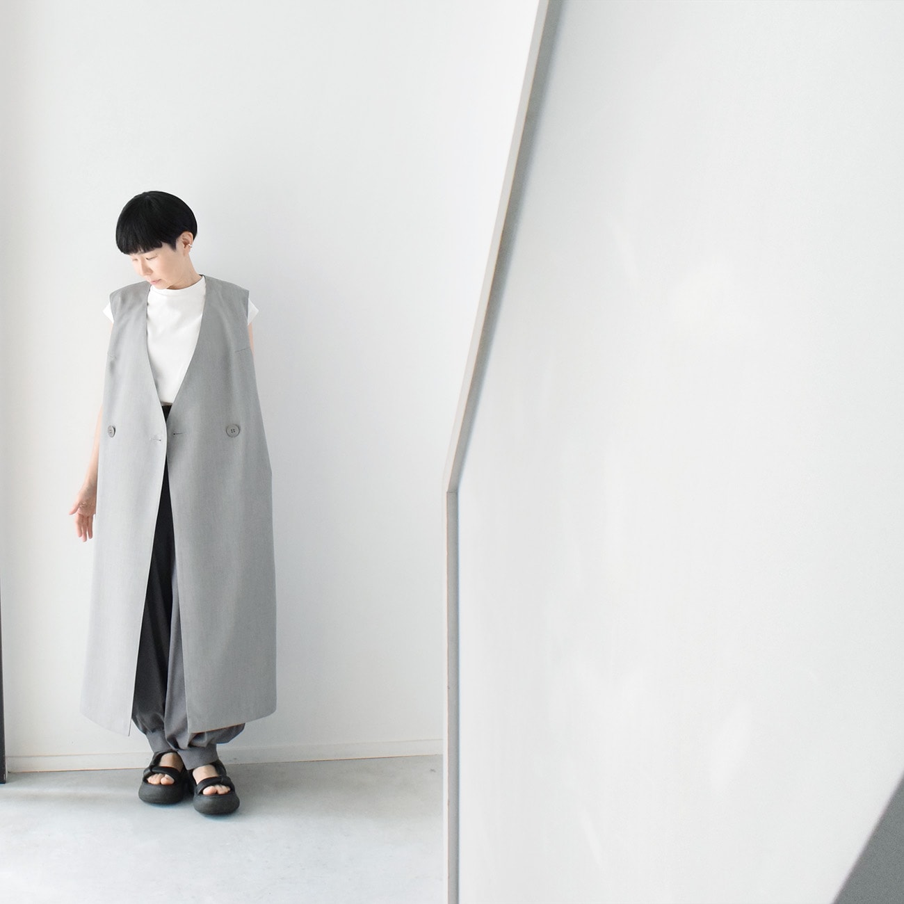 Vネックダブルブレストロングジレ：グレー