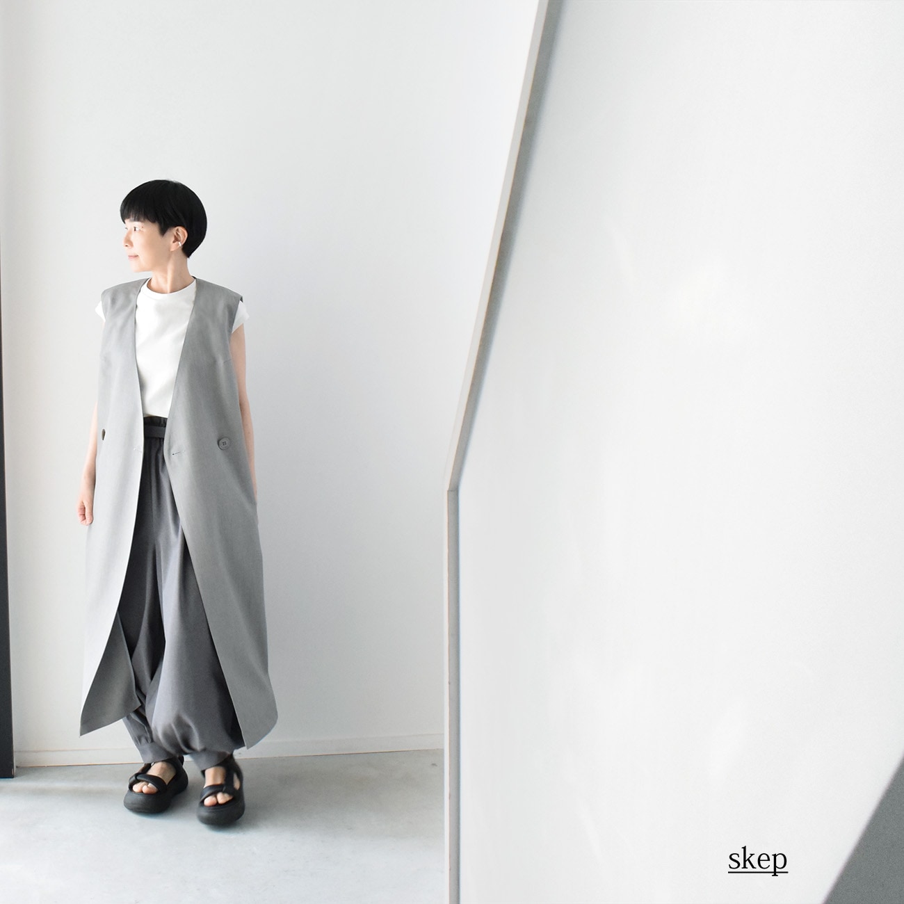 Vネックダブルブレストロングジレ：グレー