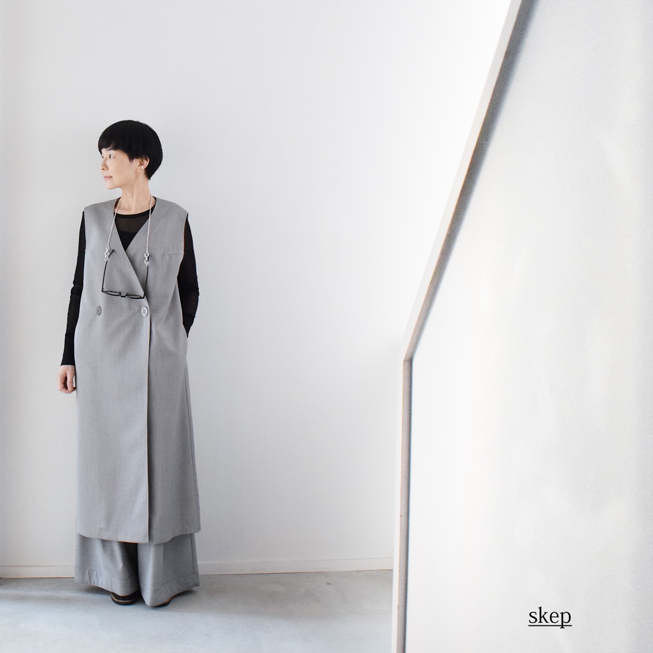 Vネックダブルブレストロングジレ：グレー