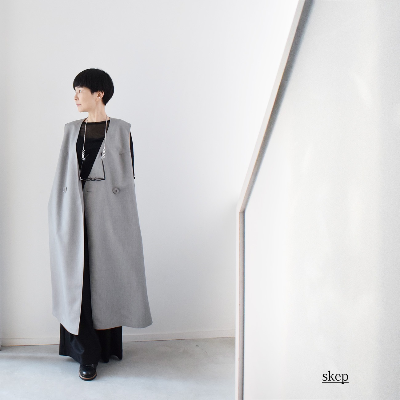 Vネックダブルブレストロングジレ：グレー