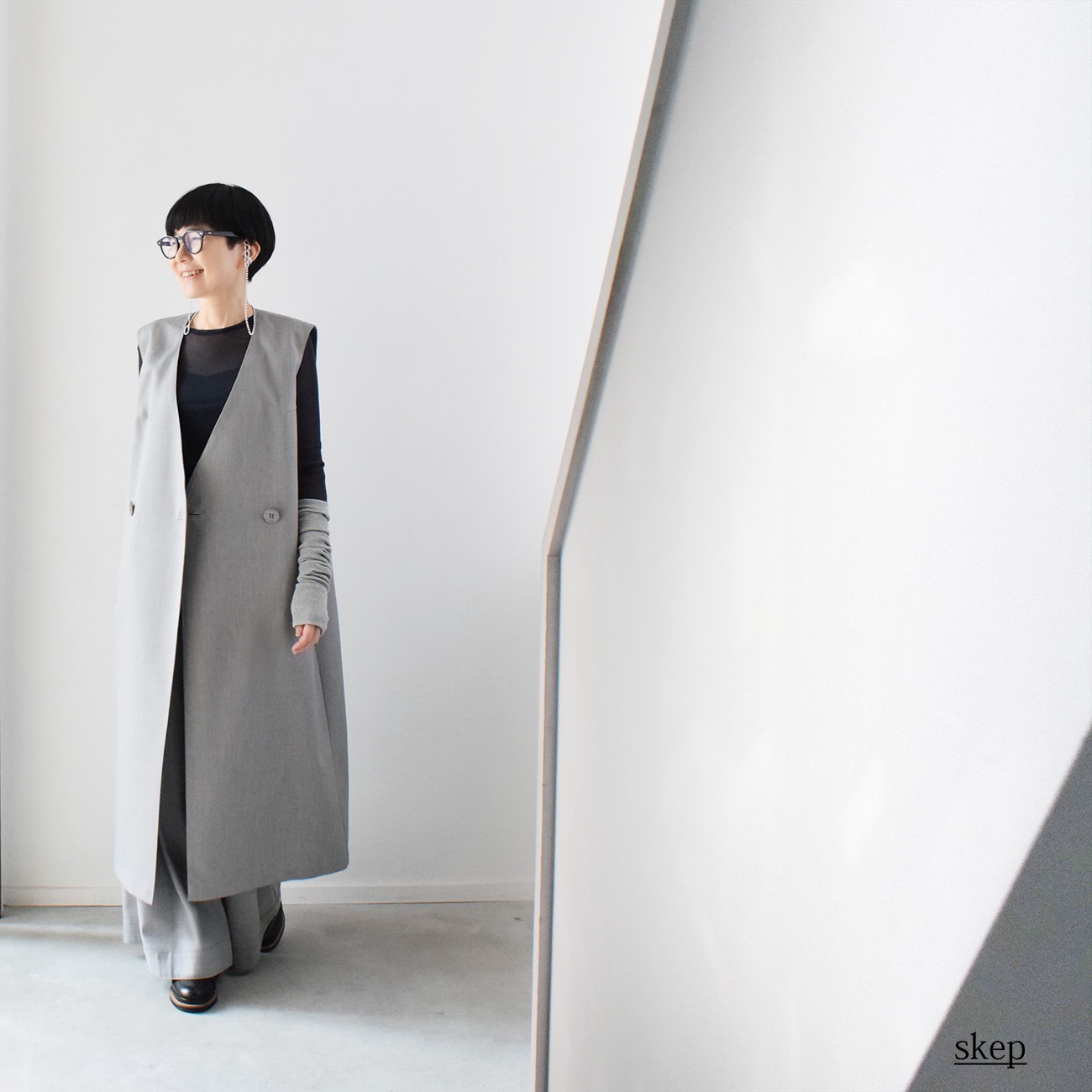 Vネックダブルブレストロングジレ：グレー