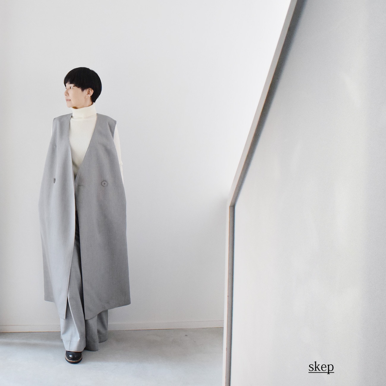 Vネックダブルブレストロングジレ：グレー