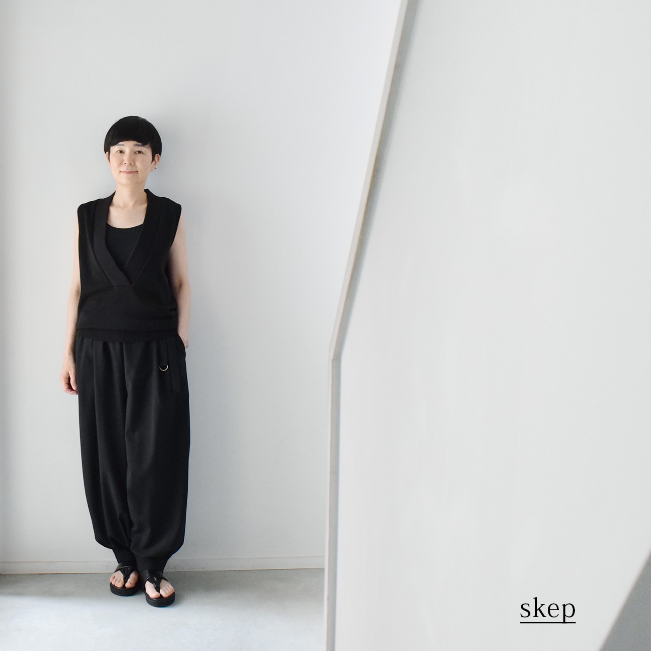 深めVネックノースリーブニット：黒 | トップス | skep