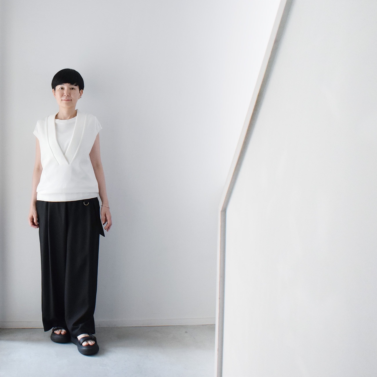 深めVネックノースリーブニット：白 | トップス | skep