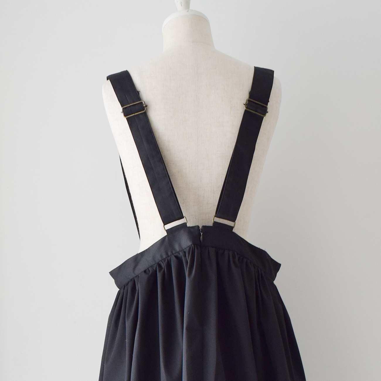 ギャザージャンパースカート：黒 | ボトムス | skep