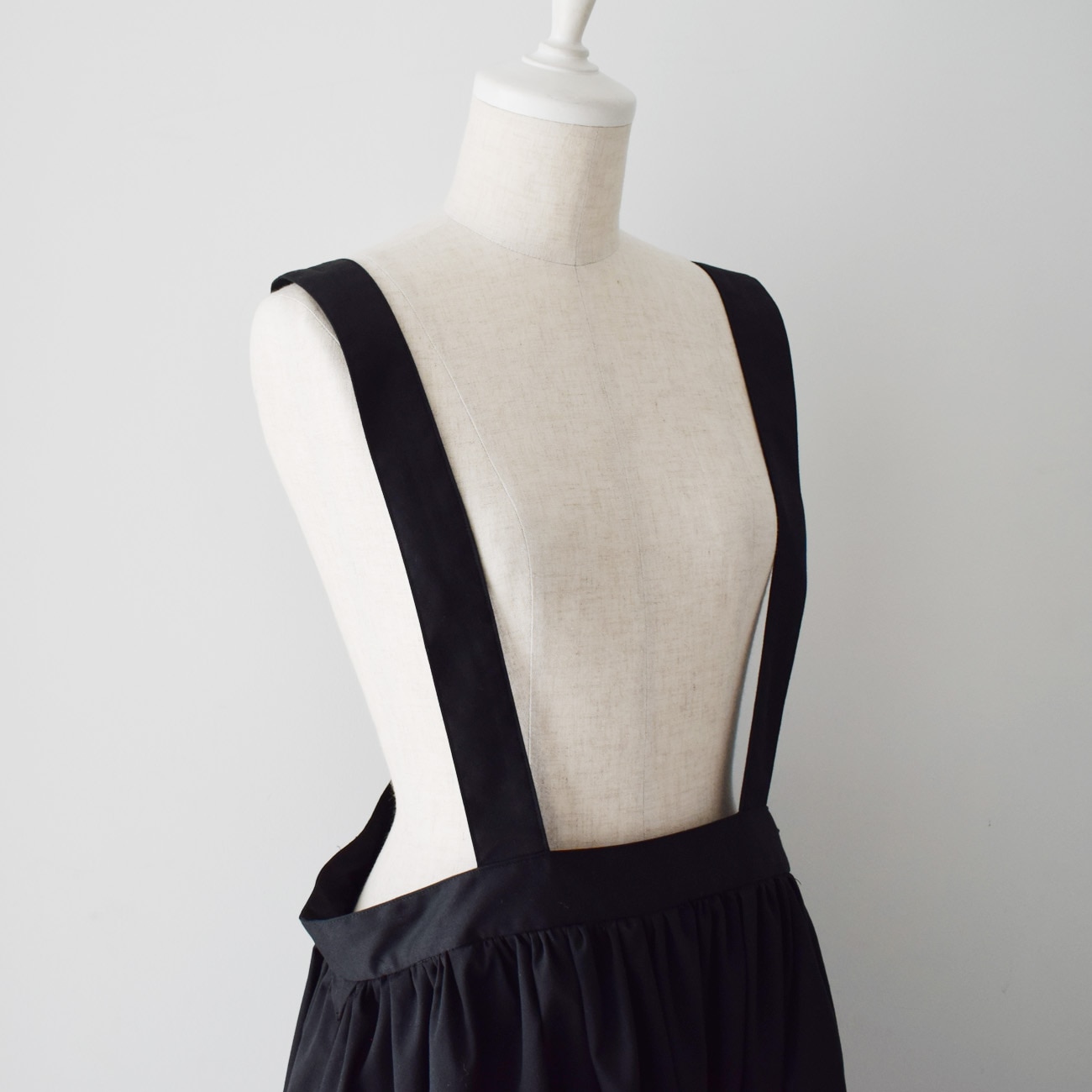 美品♪ skep スケップ　ギャザージャンパースカート　グレー　日本製 ギャザージャンパースカート：グレー［SK03JSGY］ | skep-online shop