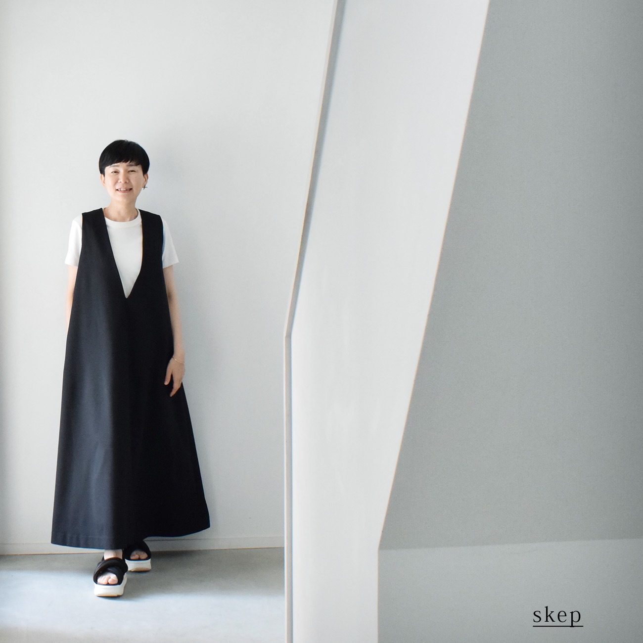 Vネックノースリーブワンピース（春夏用）：黒