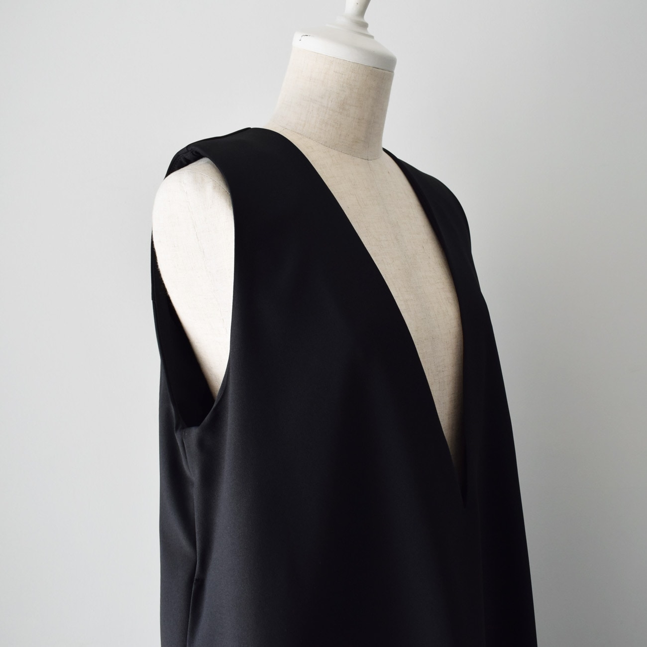 Vネックノースリーブワンピース（春夏用）：黒 | ワンピース | skep