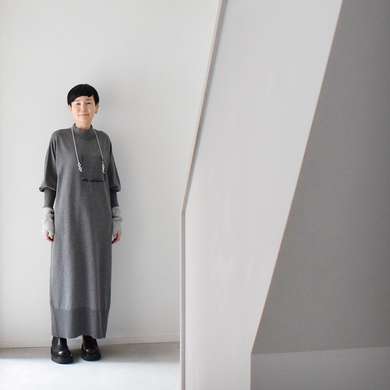 PESERICOブルーグレー 長袖ニットワンピース 予約]ハイネックジップニットワンピース/グレー – Lumier