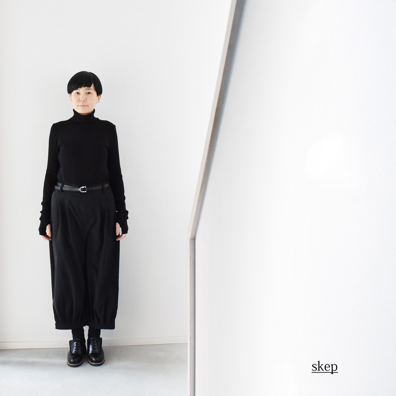短め丈で裾ベルトのバルーンパンツ(やや厚手):黒