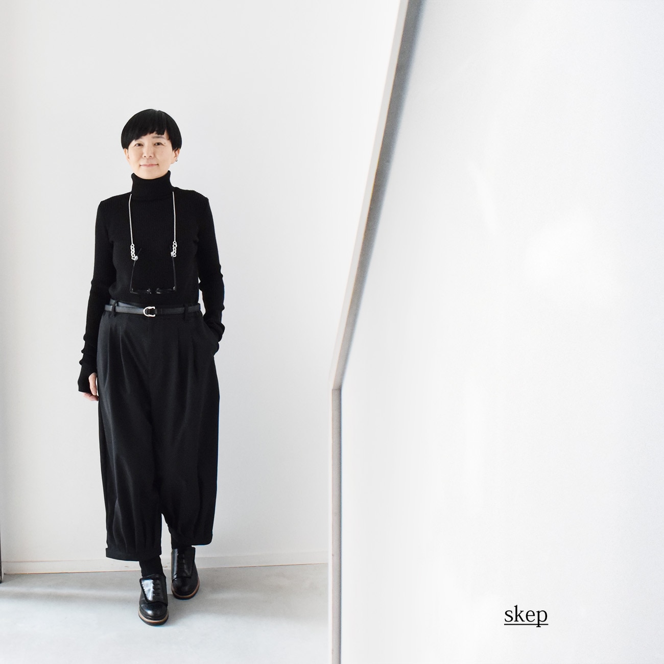 短め丈で裾ベルトのバルーンパンツ(やや厚手):黒