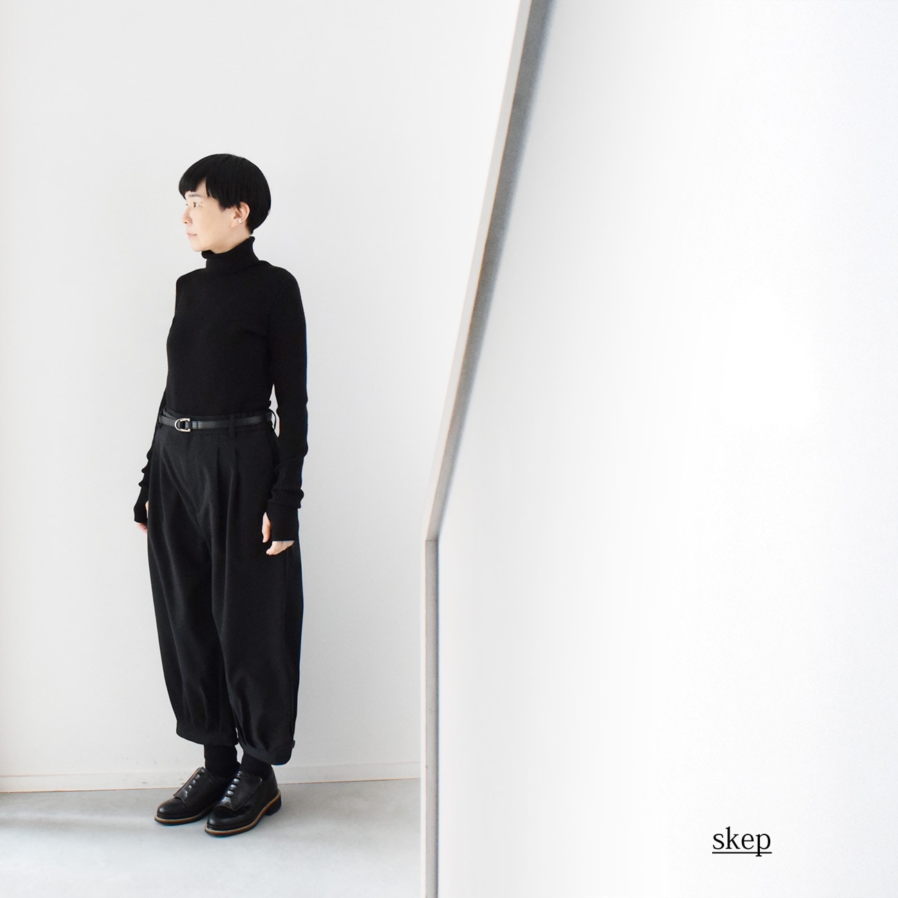 短め丈で裾ベルトのバルーンパンツ(やや厚手):黒