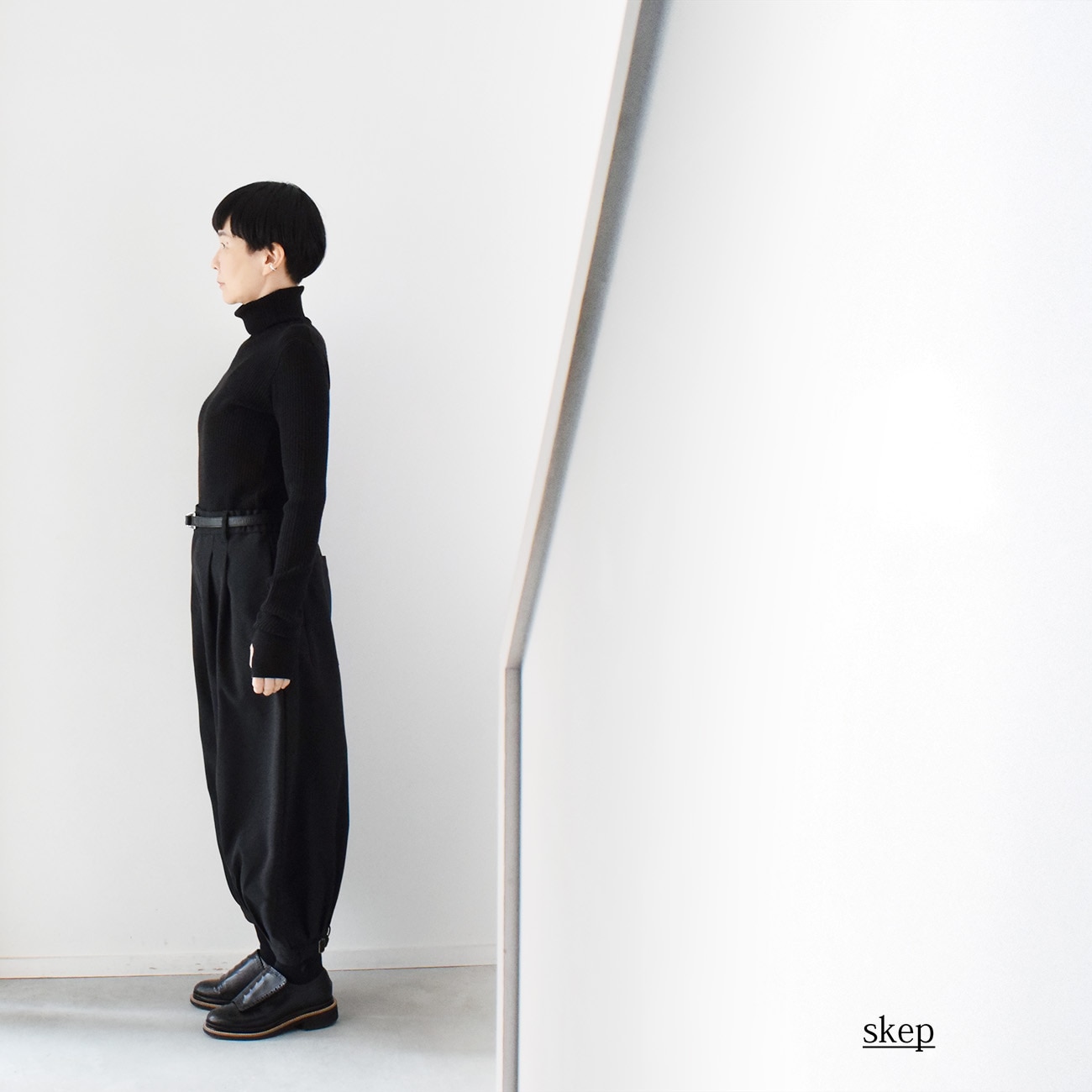 短め丈で裾ベルトのバルーンパンツ(やや厚手):黒