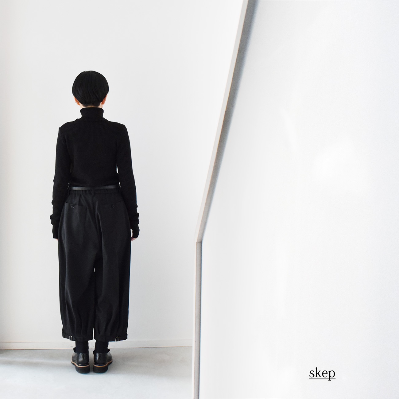 短め丈で裾ベルトのバルーンパンツ(やや厚手):黒