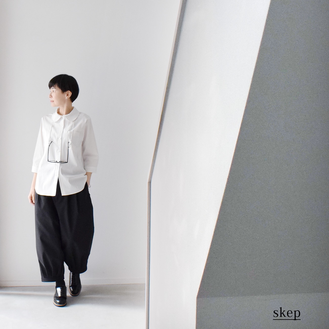 短め丈で裾ベルトのバルーンパンツ(やや厚手):黒