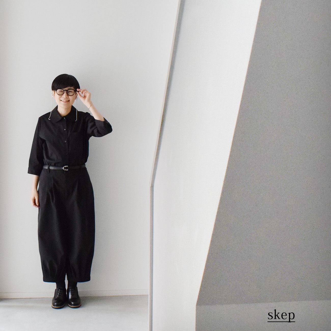 短め丈で裾ベルトのバルーンパンツ(やや厚手)：黒 | ボトムス | skep