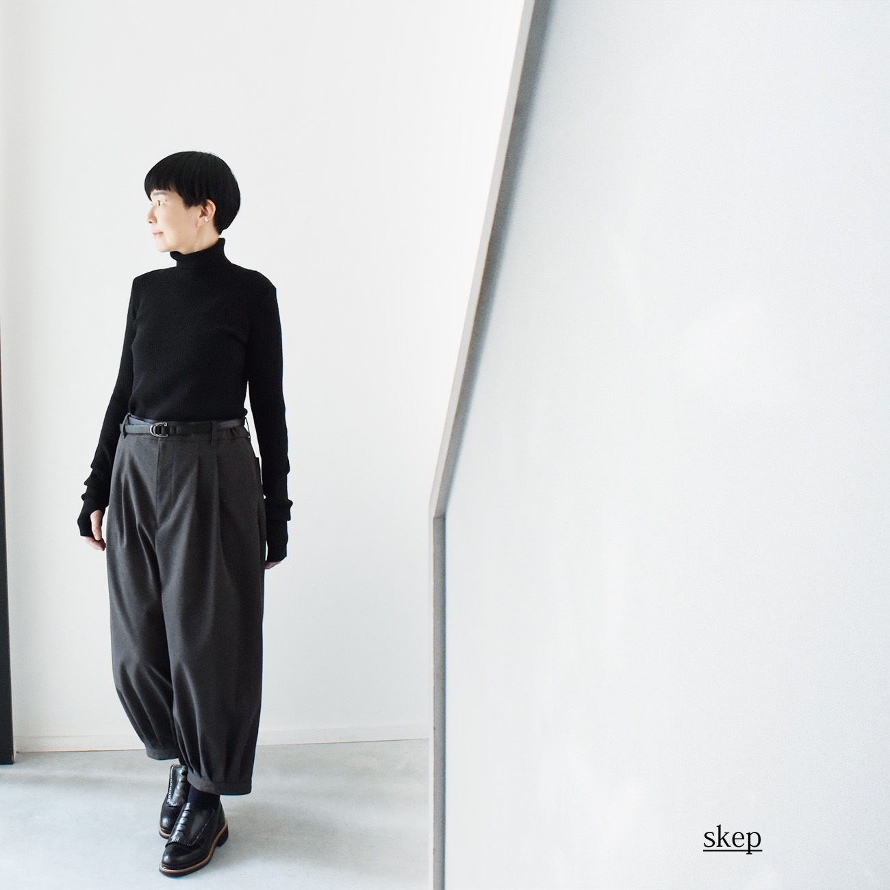 短め丈で裾ベルトのバルーンパンツ(やや厚手)：グレー