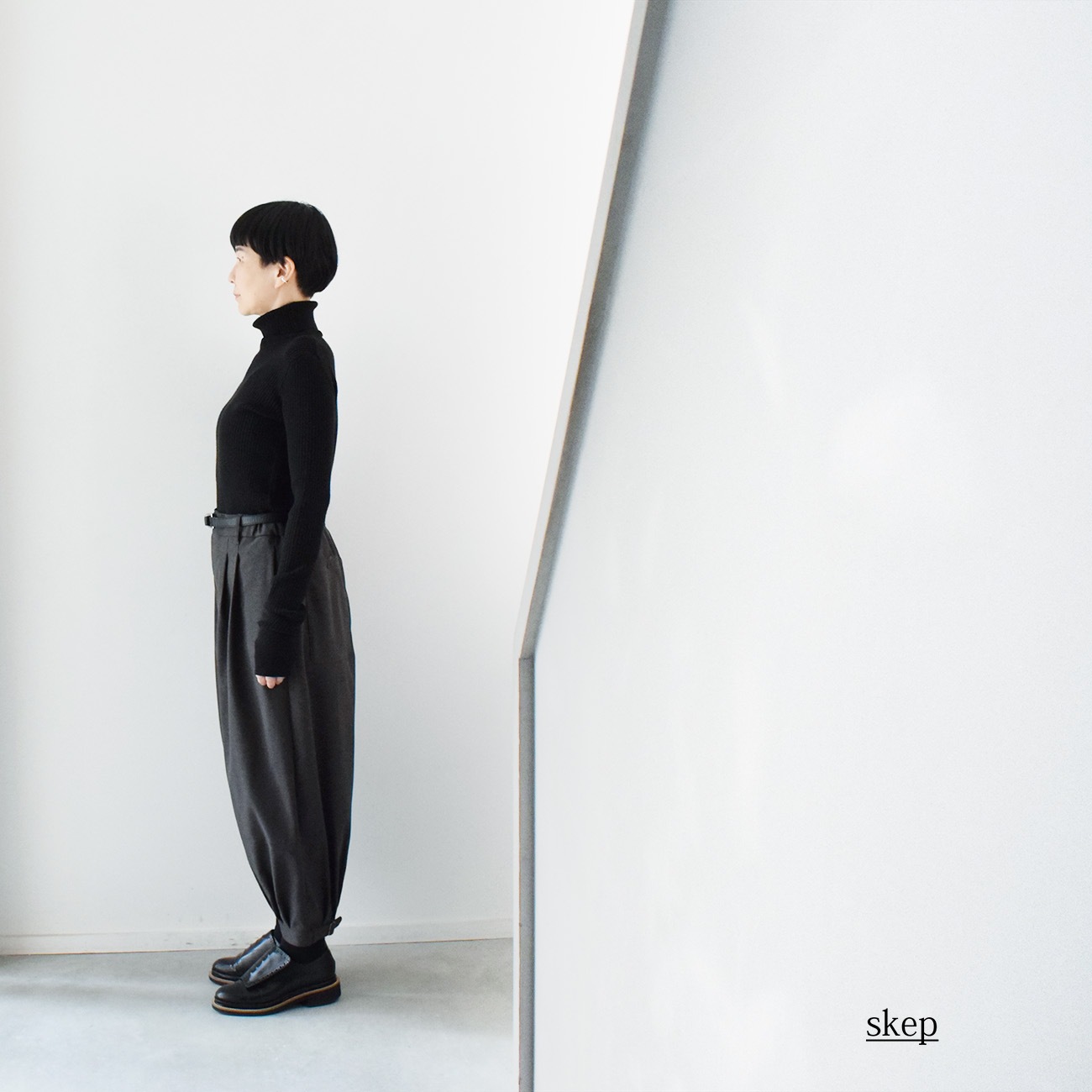 短め丈で裾ベルトのバルーンパンツ(やや厚手)：グレー