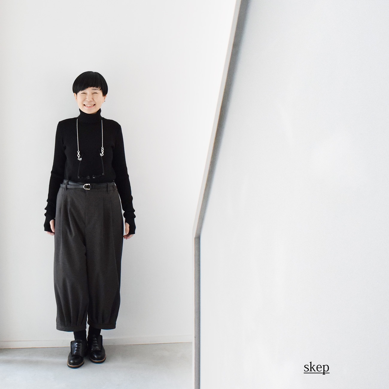 短め丈で裾ベルトのバルーンパンツ(やや厚手)：グレー