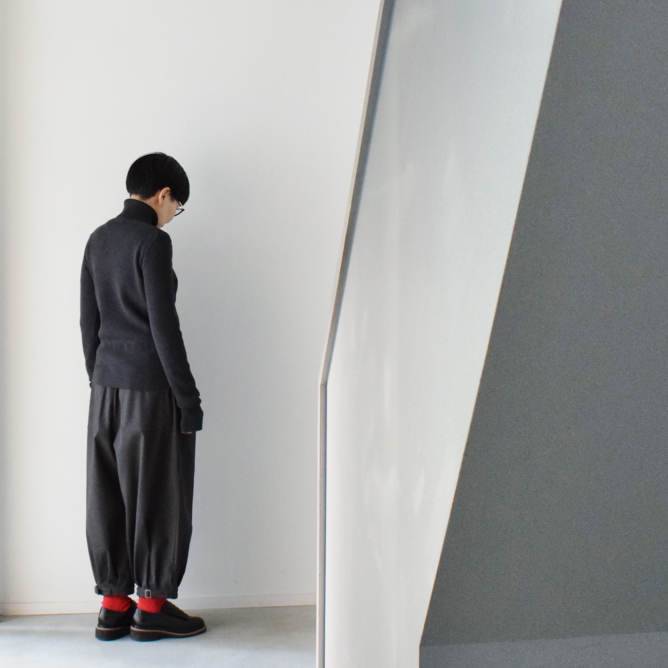 短め丈で裾ベルトのバルーンパンツ(やや厚手)：グレー