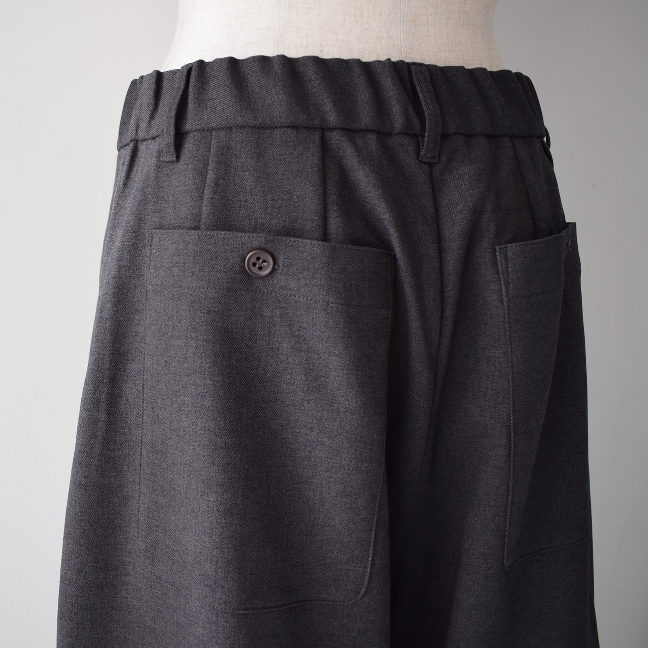 短め丈で裾ベルトのバルーンパンツ(やや厚手)：グレー