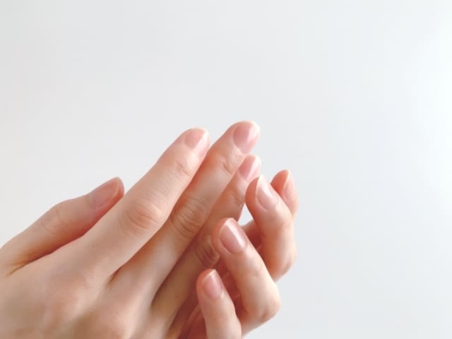 手を重ねているイメージ