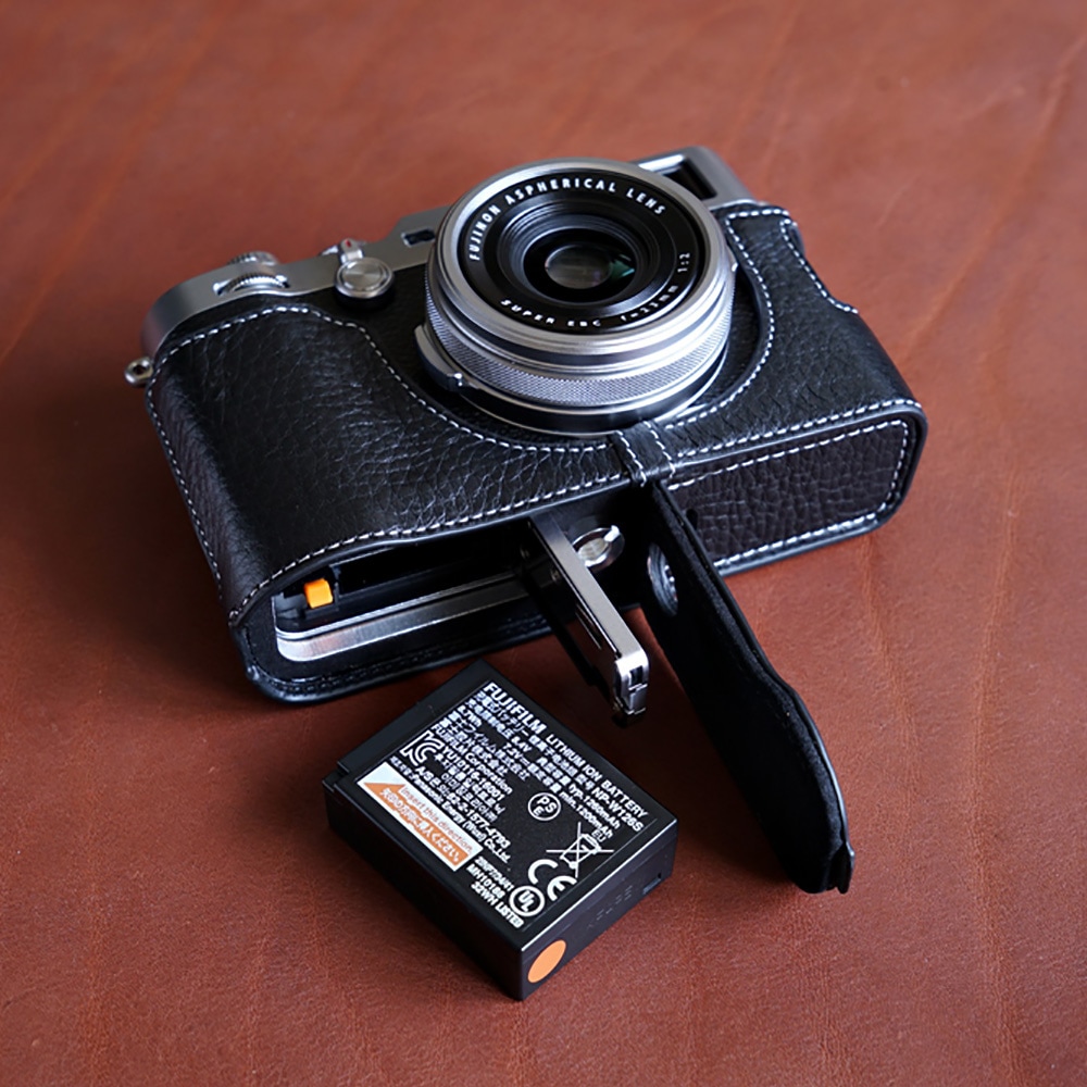 FUJIFILM X100S（本革ケース・ハンドグリップ・フード・フィルター付）