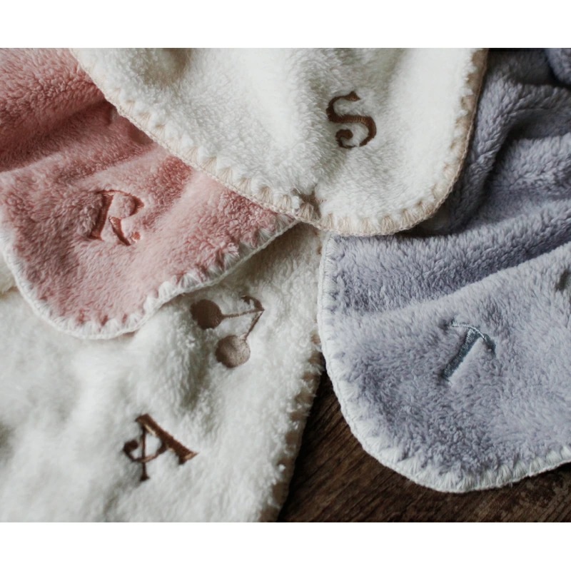 イブル ファーブランケット イニシャル 刺繍