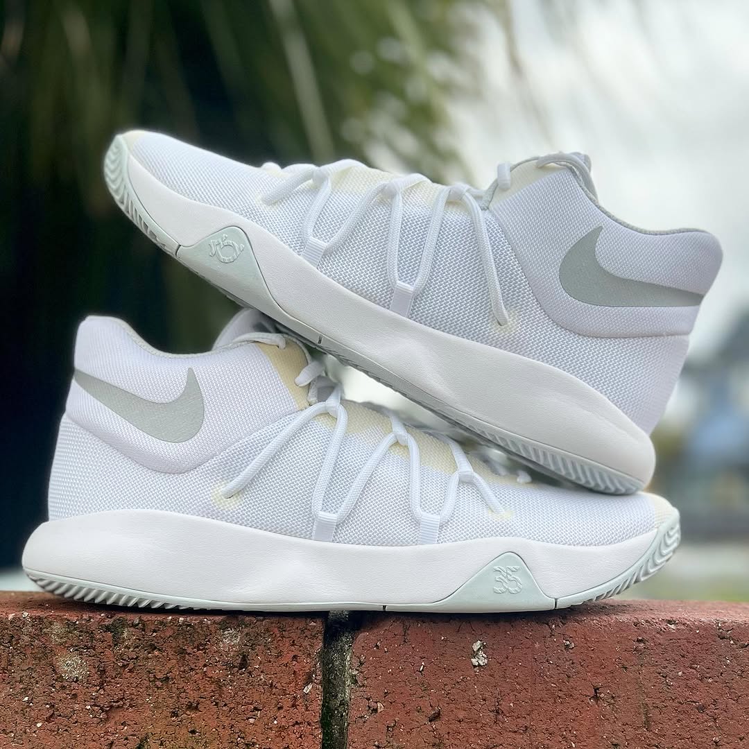 ナイキ KD18 グレー ホワイト シルバー ケビンデュラント バッシュ 白